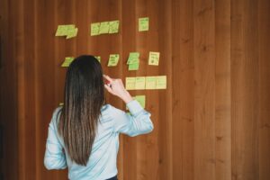 A women looking at postit notes on a wooden background